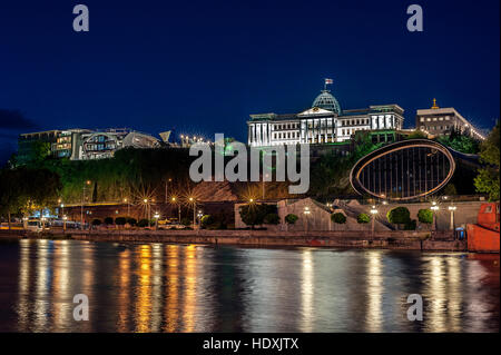 Georgien, Tbilisi Nacht. Zeigen Sie vom rechten Ufer des Flusses Kura in dem Komplex der Presidential Palace und den neuen Konzertsaal an. Stockfoto