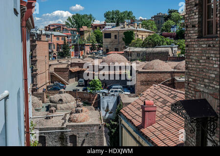 Georgien, Tiflis. Bezirk Abanotubani in der Altstadt. Der Komplex aus alt und neu konstruierte Schwefelbäder. Stockfoto