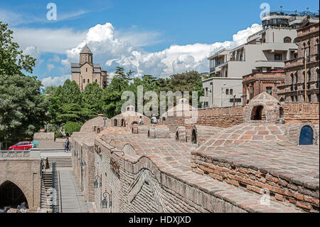 Georgien, Tiflis. Bezirk Abanotubani in der Altstadt. Der Komplex aus alt und neu konstruierte Schwefelbäder. Stockfoto