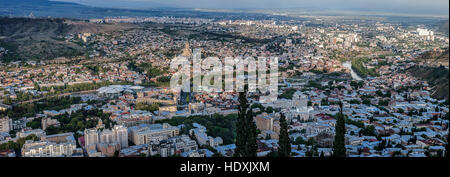 Georgien, Tiflis. Panorama der Stadt vom Berg Mtazminda. Stockfoto