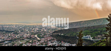 Georgien, Tiflis. Panorama der Stadt vom Berg Mtazminda. Stockfoto