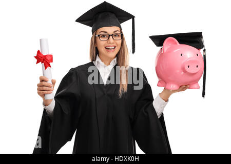 Glückliche Studentin hält ein Diplom und ein Sparschwein isoliert auf weißem Hintergrund Stockfoto