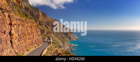 Die Chapmans Peak Drive auf der Kap-Halbinsel in der Nähe von Kapstadt in Südafrika an einem hellen und sonnigen Nachmittag. Stockfoto