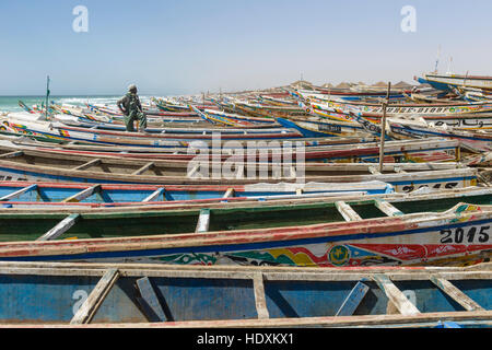 Fischer, Hausierer, Boote in Nouakchott des berühmten Fischmarkt Stockfoto