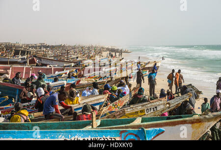 Fischer, Hausierer, Boote in Nouakchott des berühmten Fischmarkt Stockfoto