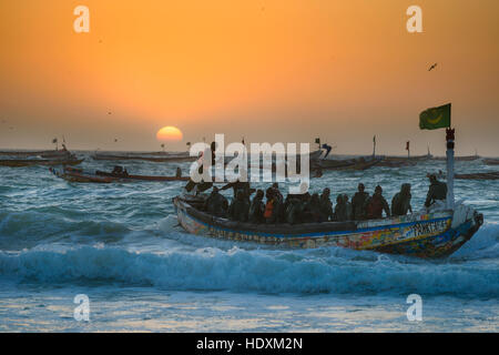 Fischer, Hausierer, Boote in Nouakchott des berühmten Fischmarkt Stockfoto