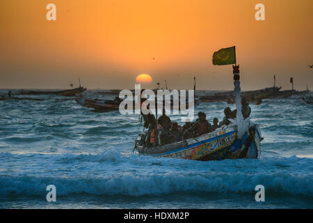 Fischer, Hausierer, Boote in Nouakchott des berühmten Fischmarkt Stockfoto