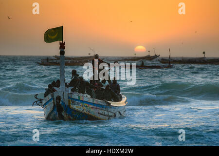 Fischer, Hausierer, Boote in Nouakchott des berühmten Fischmarkt Stockfoto
