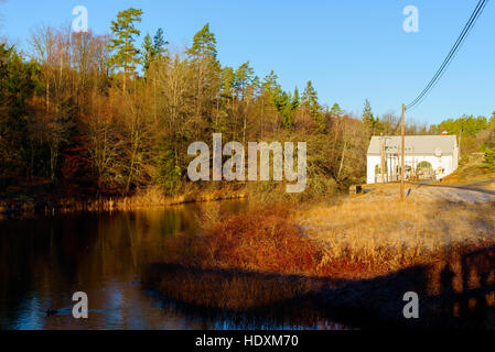 Brantafors, Schweden - 14. Dezember 2016: Dokumentation der örtliche Stromnetz. Kleinen Wasserkraftwerk in wunderschöner Umgebung Wald. Stockfoto