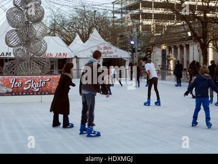 Schlittschuhlaufen Eisbahn, Centenary Square, Birmingham, UK Stockfoto