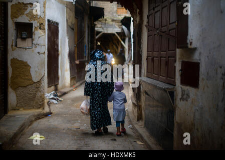 Straßen und Gassen der Medina, Fes, Marokko Stockfoto