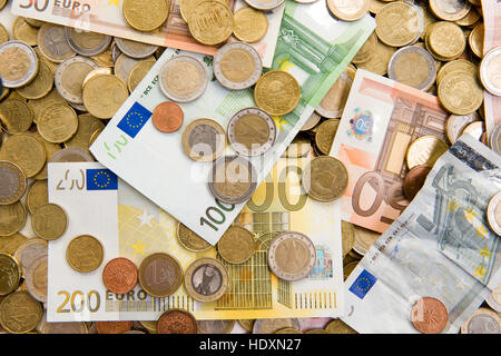 Euro-Banknoten und-Münzen Stockfoto