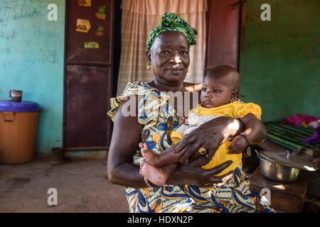 Mandinka Großmutter und Enkel, Gambia Stockfoto