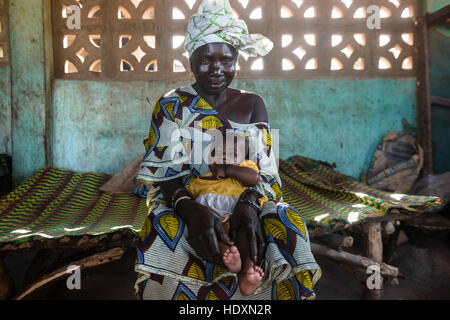 Mandinka Großmutter und Enkel, Gambia Stockfoto