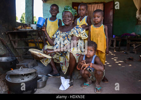 Mandinka Großmutter und Enkel, Gambia Stockfoto