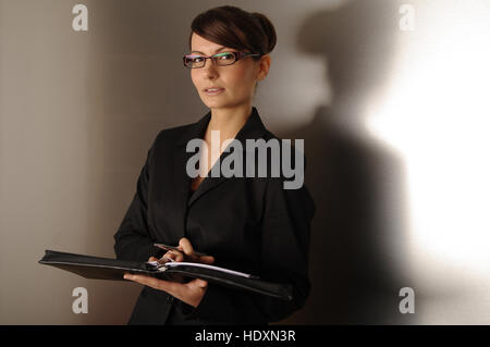 Geschäftsfrau, im Alter von 24, halten Sie ein notebook Stockfoto