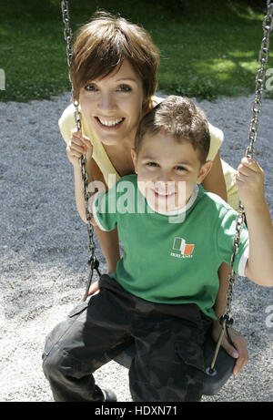 Junge Mutter und Sohn, Kind auf Spielplatz Stockfoto