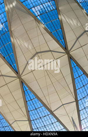 Dachkonstruktion bei Franz-Josef-Strauß-Flughafen zwischen terminal 1 und 2, München, Bayern Stockfoto