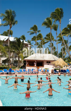 Wassergymnastik in einem Schwimmbad, Punta Cana, Dominikanische Republik, Karibik Stockfoto