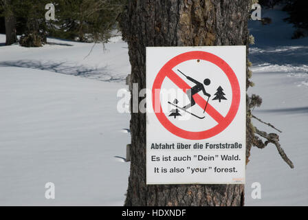 Zeichen fordern den Einsatz von Waldwegen bei Skitouren, Nationalpark Gesäuse, Steiermark, Oberösterreich, Europa Stockfoto