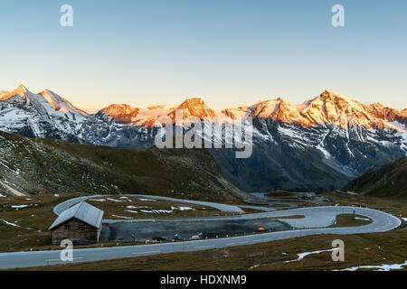 Blick auf die Großglockner Hochalpenstraße und der Glocknergroup bei Sonnenaufgang, Nationalpark Hohe Tauern, Österreich Stockfoto