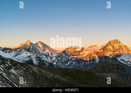 Blick von der Großglockner-Hochalpenstraße bis zu den Bergen der Glockner-Gruppe, Nationalpark Hohe Tauern, Österreich Stockfoto