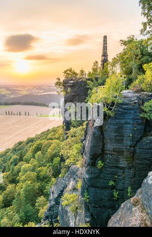 Wettin Obelisk auf dem Lilienstein bei Sonnenuntergang, Elbsandsteingebirge, Sachsen, Germany Stockfoto