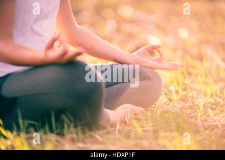 Frau, die Yoga-Übungen Stockfoto
