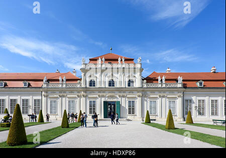 Österreich, Wien - 14. Mai 2016: Foto Blick auf unteren Belvedere Palast und Garten mit statue Stockfoto