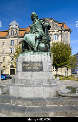 Otto-von-Guericke-Denkmal und neue Rathaus, Magdeburg, Sachsen-Anhalt, Deutschland Stockfoto