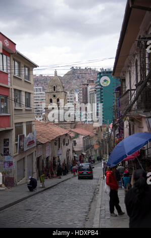 Straßenansicht in La Paz, Bolivien, in der Nähe der Hexe Markt, Calle de las Brujas, wird im Hintergrund Hügel. Stockfoto