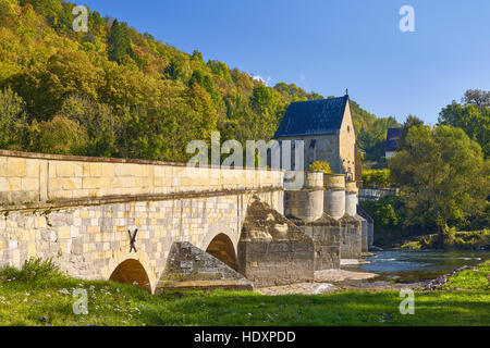 Werra-Brücke mit Liborius-Kapelle in Creuzburg, Wartburg District, Thüringen, Deutschland Stockfoto