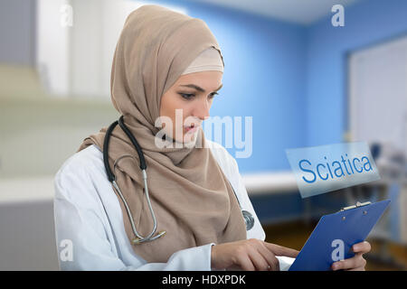 Porträt von besorgt muslimische Frauen Arzt hält Büroklammer im Krankenhaus Stockfoto