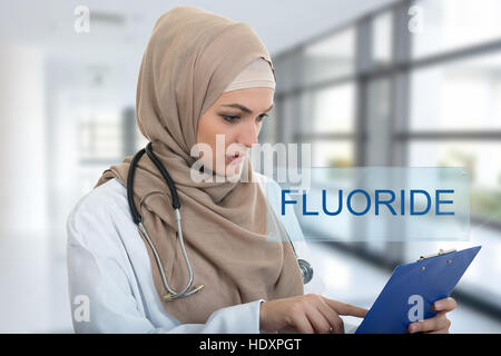 Porträt von besorgt muslimische Frauen Arzt hält Büroklammer im Krankenhaus Stockfoto