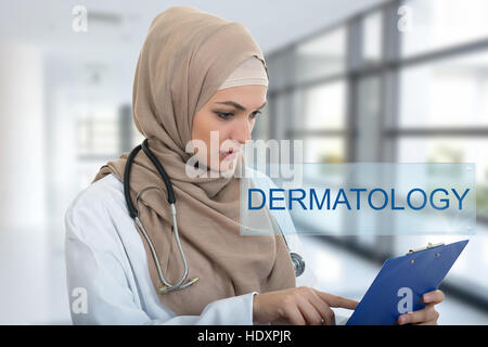 Porträt von besorgt muslimische Frauen Arzt hält Büroklammer im Krankenhaus Stockfoto