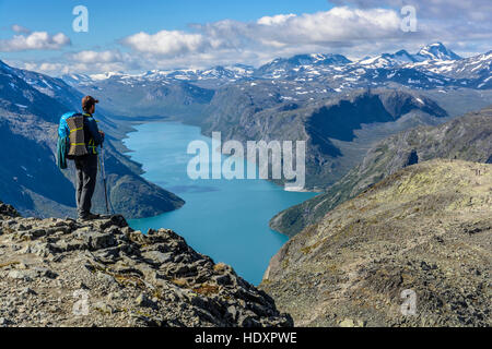 Wanderer auf den Besseggen-Grat mit Blick auf Gjende See, Nationalpark Jotunheimen, Norwegen Stockfoto