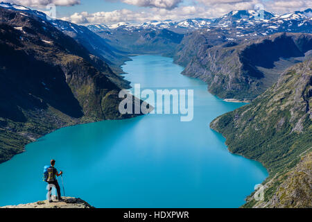 Wanderer auf den Besseggen-Grat mit Blick auf Gjende See, Nationalpark Jotunheimen, Norwegen Stockfoto