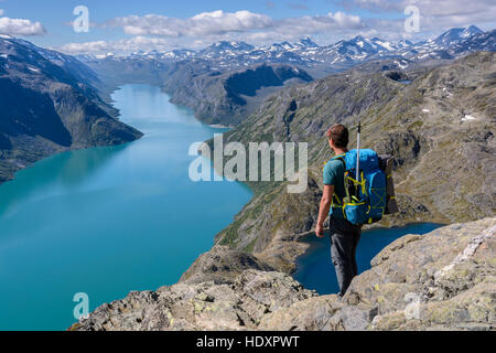 Wanderer auf den Besseggen-Grat mit Blick auf Gjende See, Nationalpark Jotunheimen, Norwegen Stockfoto