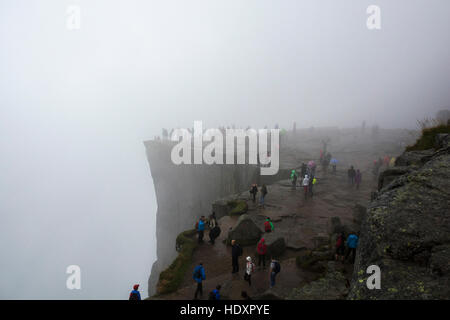 Preikestolen im Nebel, Ryfylke, Rogaland, Norwegen Stockfoto