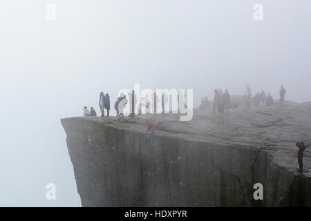 Preikestolen im Nebel, Ryfylke, Rogaland, Norwegen Stockfoto