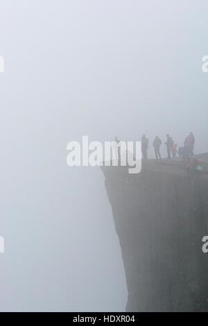 Preikestolen im Nebel, Ryfylke, Rogaland, Norwegen Stockfoto