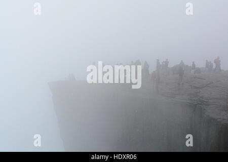 Preikestolen im Nebel, Ryfylke, Rogaland, Norwegen Stockfoto