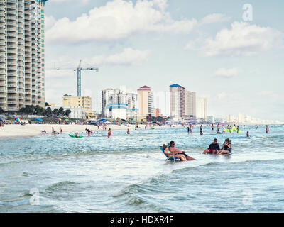 Menschen, die genießen das Wasser und die Sonne in Panama City Beach, Florida. Stockfoto