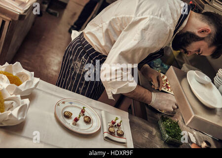 Joni Francisco, Chef de Partie, bereitet eine Gericht während Mittagessen Service im Restaurant. Die Küche von Gauthier Soho im Zentrum von London. Fotos b Stockfoto