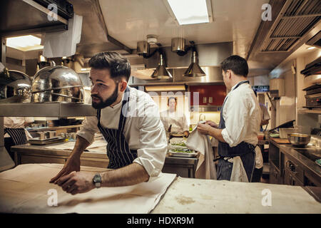 Joni Francisco, Chef de Partie, bittet um Platten beim Mittagessen Service im Restaurant. Die Küche von Gauthier Soho im Zentrum von London. Fotos b Stockfoto