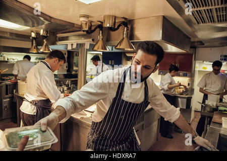 Joni Francisco, Chef de Partie, übergibt Zutaten beim Mittagessen Service im Restaurant. Die Küche von Gauthier Soho im Zentrum von London. Photog Stockfoto