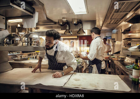 Joni Francisco, Chef de Partie, bittet um Platten beim Mittagessen Service im Restaurant. Die Küche von Gauthier Soho im Zentrum von London. Fotos b Stockfoto