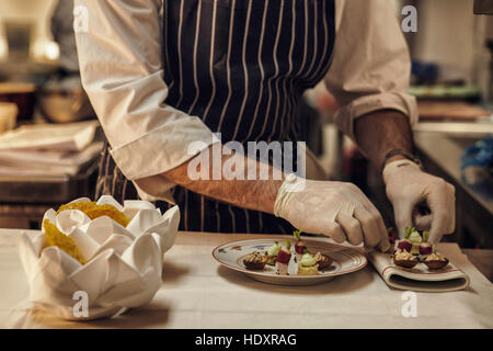 Joni Francisco, Chef de Partie, bereitet eine Gericht während Mittagessen Service im Restaurant. Die Küche von Gauthier Soho im Zentrum von London. Fotos b Stockfoto