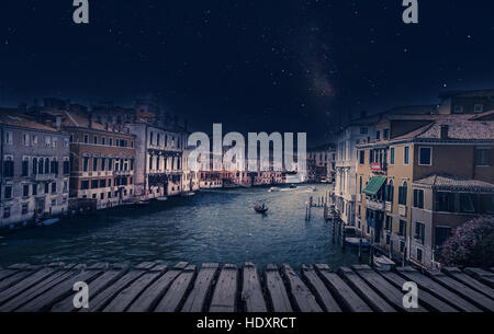 Fine Art Retro-Bild mit Gondel am Canal Grande in der Nacht mit Holzbohlen Boden für Vordergrund, Vollmond und milchig, Venedig, Stockfoto