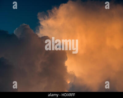 Dramatische orange, Pastell, Sonnenuntergang. Stockfoto